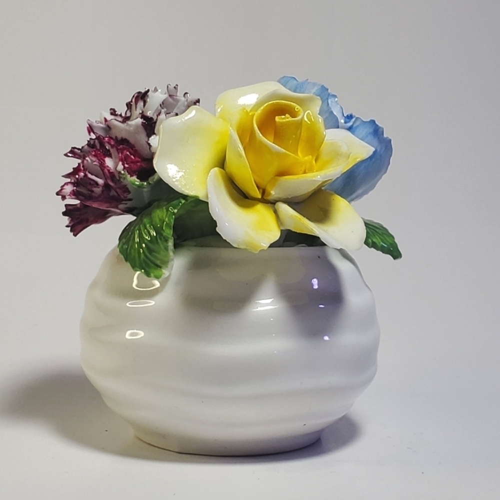 Vintage RADNOR Staffordshire England Bone China Figurine Bouquet of Flowers EUC